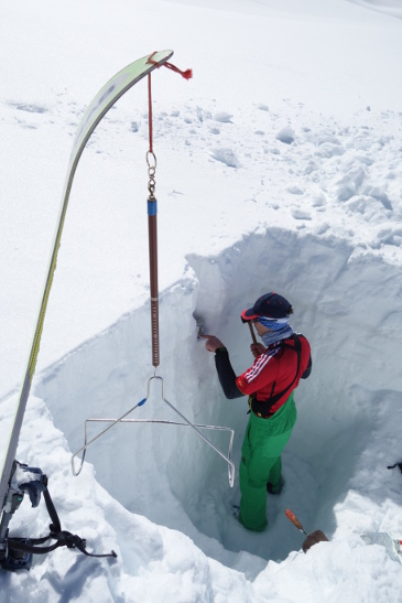 Dichtemessung im Schneeschacht Dichtemessung im Schneeschacht